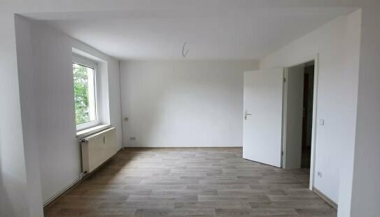 2- Renovierte 2-Raum-Wohnung / Bad mit Wanne und Fenster