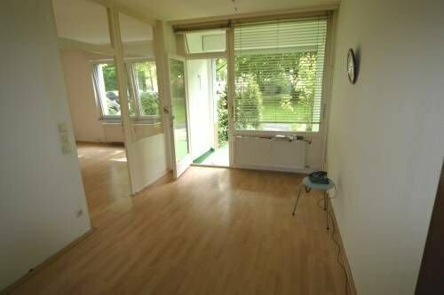 Schöne 2 Zimmer Wohnung mit Terrasse und kleinem Vorgarten