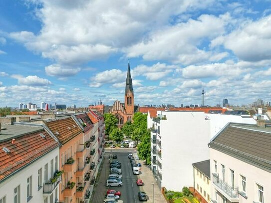 Historischer Charme in Friedrichshain: Großzügige 3-Zimmer-Altbauwohnung mit Balkon