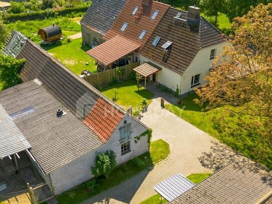 In Ostseenähe: 2 Häuser zum Preis von einem | Rustikale DHH zzgl. gut ausgestattetem Bungalow