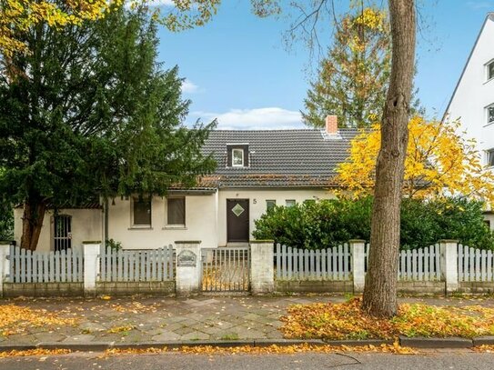 Attraktives Einfamilienhaus auf großem Grundstück in Düsseldorf-Lohausen.