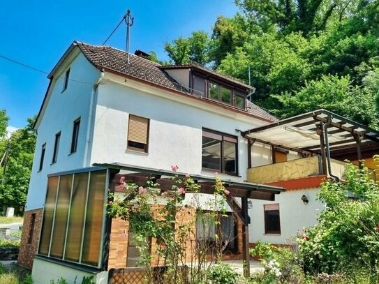 Unikat unterhalb des Schloßberges... von viel Grün umgebenes 2 Fam.-Wohnhaus mit Garage, Nebengebäude und Garten, Grund…