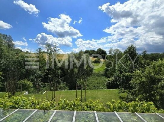 Idylle mit Ausblick: Haus und Garten in Perfektion