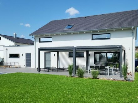 Ersparen Sie sich den Baustress! Neuwertiges modernes Zweifamilienhaus im Neubaugebiet in Waldthurn