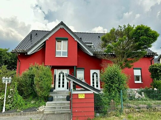 Elegantes Einfamilienhaus mit Einliegerwohnung, Garagen & Carport inmitten der Natur