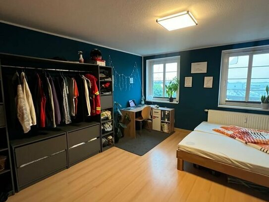 Großes (Studenten)-Zimmer in hochwertiger Wohnung zu vergeben