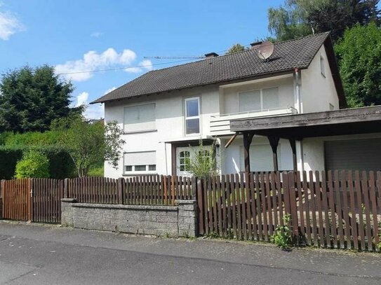 Einfamilienhaus mit Garage und Carport in Motten!