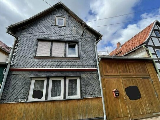 Nur zur Vermietung! Stark Sanierungsbedürftiges Einfamilienhaus mit Garage in Oberdorla