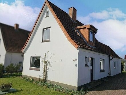 Charmantes Einfamilienhaus mit Garage und liebevoll angelegtem Garten