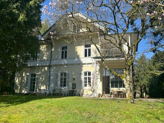 Ein Juwel eingebettet in eine parkähnliche Landschaft