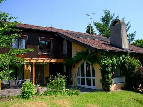 Landhaus in Teisendorf mit 1.600 m² parkähnlichem Gartengrundstück und Schwimmbad/Sauna