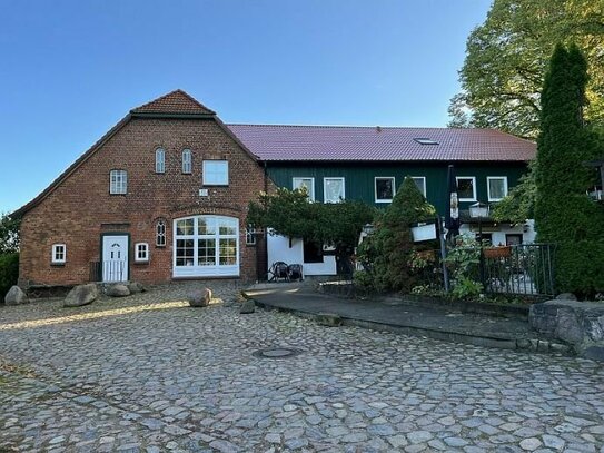 Ein Stück Ahrensburger Geschichte - Historisches Wohnhaus mit großzügiger Gewerbeeinheit und guter Rendite!