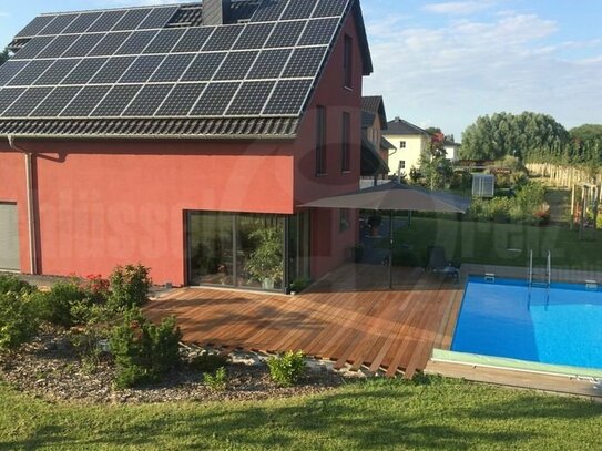 *Erstklassiges Niedrigenergiehaus mit Pool, Kamin, Wärmepumpe, PV-Anlage und Doppelgarage auf großem Grundstück in bege…