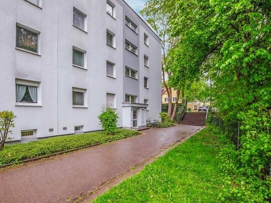 München-Oberföhring/St. Emmeram. Top gepflegte 4-Zi.-ETW mit Loggia und praktischem Grundriss