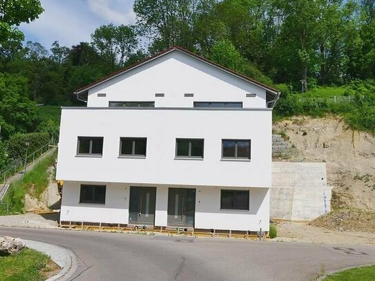 Fast fertiggestelltes Doppelhaus unterhalb des Schlosses Oberkirchberg