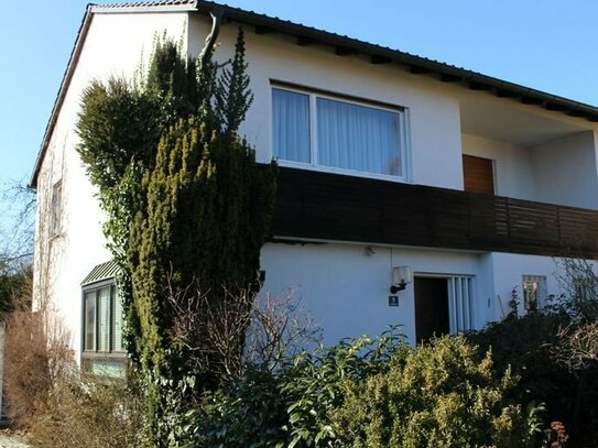 Sanierungsbedürftiges Einfamilienwohnhaus mit Garage und Garten mit altem Baumbestand in Obertraubling zu verkaufen