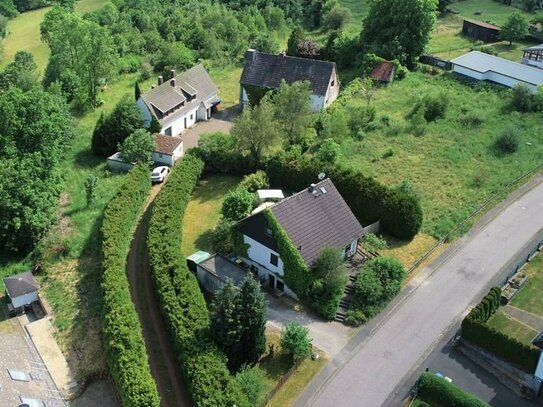 Ländliches Anwesen mit drei Wohnhäusern und zusätzlichem Bauland in der Eifel