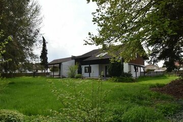 großes Wohnhaus (150 m²) mit Nebenhaus (55 m²) auf 1.617 m² Grund im Zentrum Massings