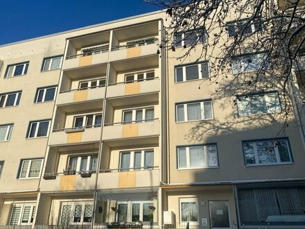 Helle 3-Raumwohnung mit Loggia nahe der Saale!