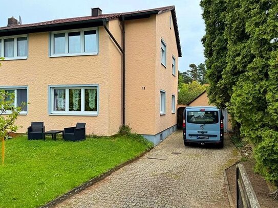 Gut gelegene Doppelhaushälfte mit großem Garten und Bauland