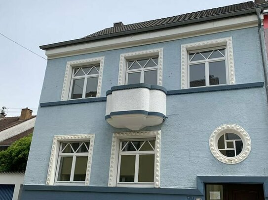 ***Durlach-Aue, Stilvolles Altbau Einfamilienhaus, ca. 185qm mit kl. Garten, neu renoviert, eine "seltene Perle"!***