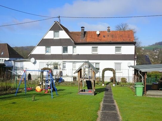 Hier ist Platz für die ganze Familie! Zweifamilienhaus mit familienfreundlichem Garten.