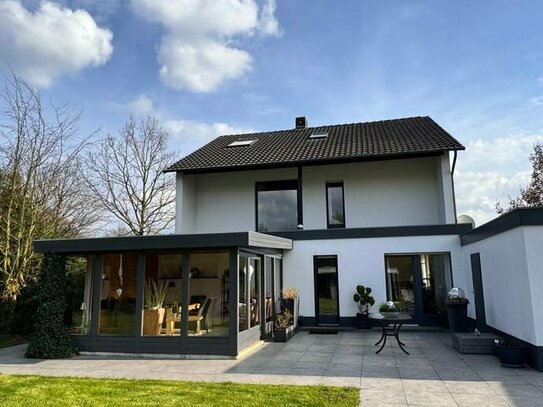 Gepflegtes Einfamilienhaus aus erster Hand mit unverbaubarem Blick auf das Wiehengebirge und die Weserauen.