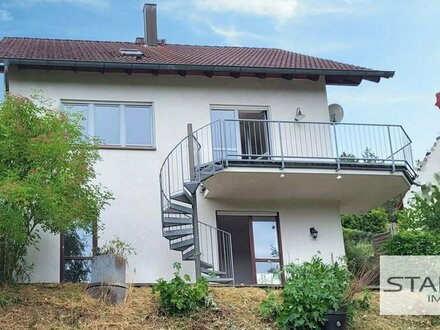 Wohnhaus mit Dachstudio - pfiffiger Schnitt mit Terrasse, Balkon und Blick, in Hanglage