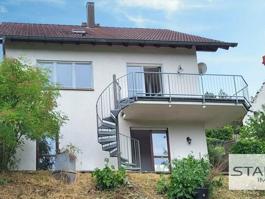 Wohnhaus mit Dachstudio - pfiffiger Schnitt mit Terrasse, Balkon und Blick, in Hanglage