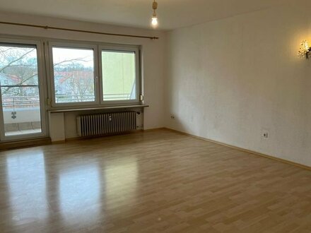 ***Gepflegte und geräumige 3-Zimmer Wohnung mit schönem Schlafzimmerausblick und Balkon***