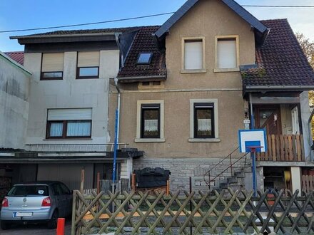 Kapitalanlage: Vermietetes Einfamilienhaus mit Garage und Nebengebäude