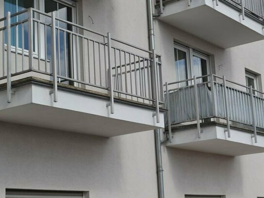 2 Wohnungen (2 + 3 Zimmer) jeweils mit Balkon und TG als Kanzlei umgebaut