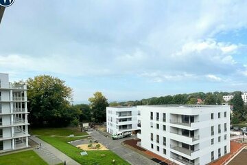 NEUBAU-Erstbezug: 4 Zimmer, Eck-Balkon zum Innenhof, Einbauküche, Gäste-WC, modernes Bad, Aufzug