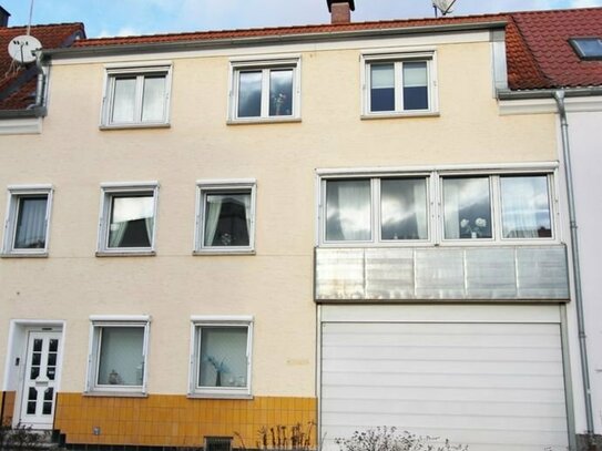 Großzügiges Reihenmittelhaus mit Werkstatt in zentraler Lage in Schwandorf