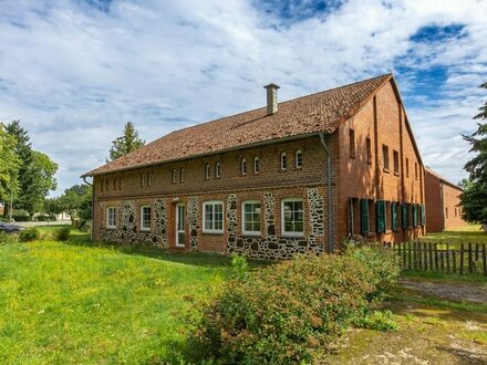 Bauernhaus mit Einliegerwohnung, großer Scheune und Stallgebäude in Lüblow