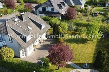 Ein-/Zweifamilienhaus mit gepflegter Gartenanlage, um das sich die Sonne dreht