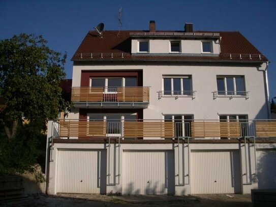 Lichtdurchflutete 4-Zimmerwohnung, neu saniert, mit Wannenbad/ Dusche und Balkon und Garage mit Gartenbenutzung.