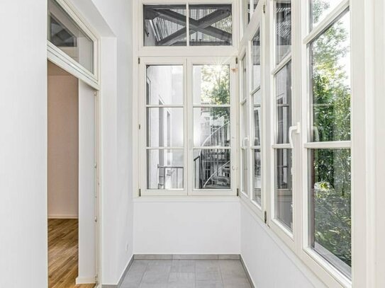 Mit Wintergarten: Frisch renovierte 2-Zimmer-Altbauwohnung im Waldstraßenviertel