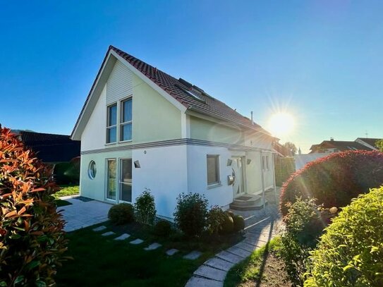 Reserviert - Gepflegtes Einfamilienhaus, Galerie & Traumgarten in ruhiger Lage, Sauna, Garage + SP