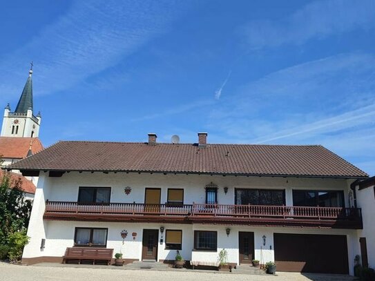 Landwirtschaftliche Hofstelle mit Zweifamilienhaus, zwei Hallen und Garage