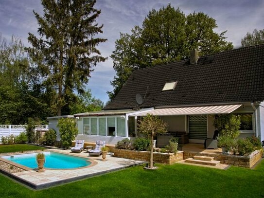 Luxuriöse Landhausvilla mit Pool und idyllischer Lage und exzellenter Anbindung (provisionsfrei vom Eigentümer)