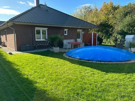 Bungalow mit zwei Terrassen und Außenpool im Grünen