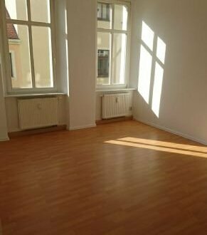 Schöne helle 3 Raum Wohnung mit Balkon, am Marktplatz. Nachmieter gesucht