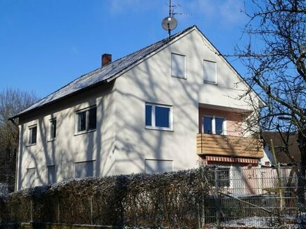 Roßtal: Zweifamilienhaus mit sanierter OG-Wohnung und Doppelgarage in S-Bahn Lauflage