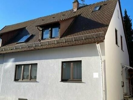 Möblierte Zwei-Zimmer-Wohnung im Dachgeschoss mit Carport-Stellplatz in Herzogenaurach-Nähe Stadtzentrum