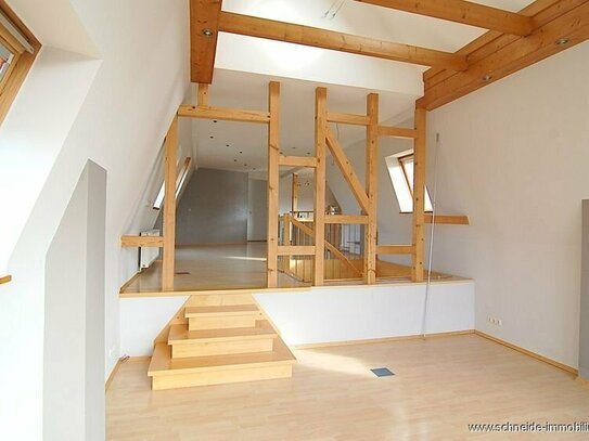 Die Alternative zum herkömmlichen Haus: 4,5-Zimmer Dachgeschosswohnung nahe der Elbe mit großem Balkon & Garage in Neue…