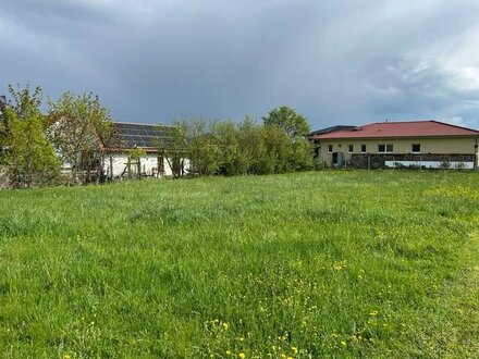 Riesen Grundstück in ruhigem Dorf