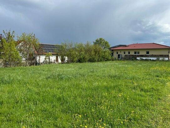 Riesen Grundstück in ruhigem Dorf