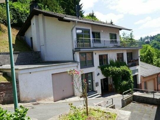 Einfamilienhaus mit Option zum Zwei-Parteienwohnhaus, mit Garagen und einer schönen Aussicht mit Schlossblick in ruhige…