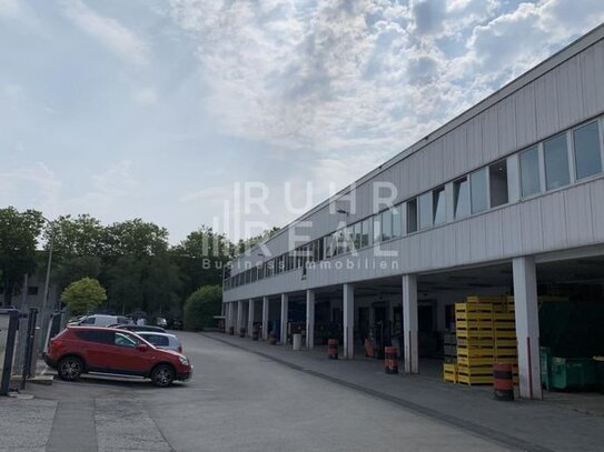 Eingefriedeter Hallenkomplex in Haan | 18 Rampentore | zahlreiche Stellplätze